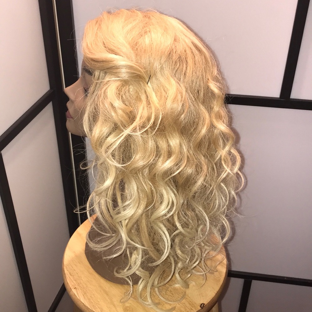 Blonde bombshell - Picture 2 of 5